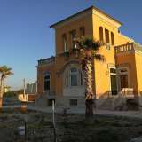Il palazzo si presenta su due piani ed � caratterizzato per una scala monumentale che d� accesso all�entrata ad arco